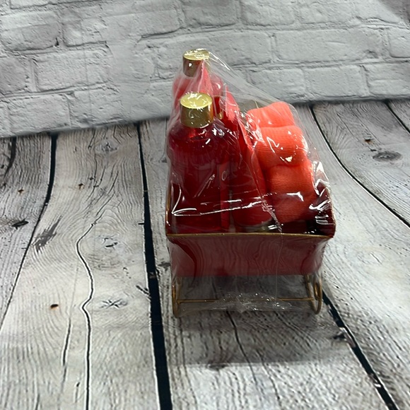 Body & Earth Cinnamon Apple Bath Set NWT. - Picture 3 of 8